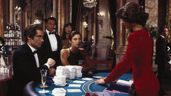 James Bond pelaamassa Blackjackia